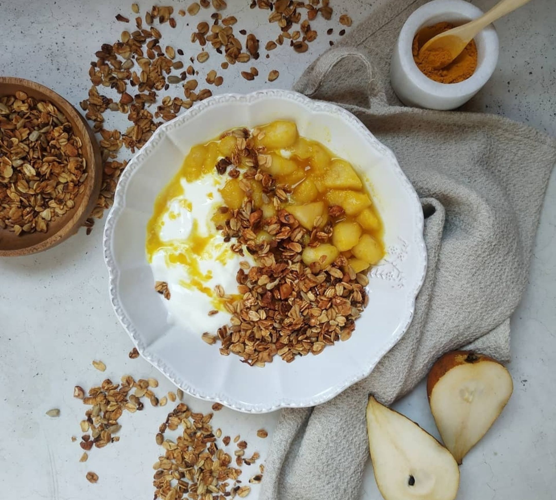 Peras con yogur y cúrcuma